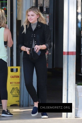 Chloe-Moretz-in-Black-Jeans--12-662x993.jpg