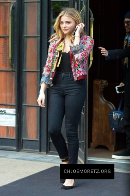 Chloe-Moretz-in-Black-Jeans-Leaving-her-hotel--06-662x995.jpg