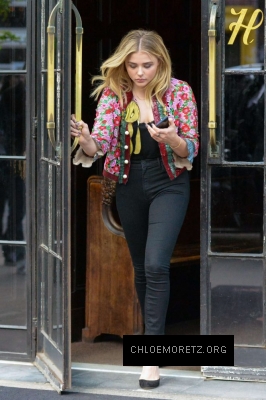 Chloe-Moretz-in-Black-Jeans-Leaving-her-hotel--09-662x995.jpg