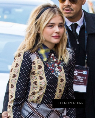 Chloe-Moretz-in-Mini-Skirt--01-662x830.jpg