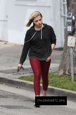 Chloe-Moretz-in-Red-Tights--04-662x993.jpg