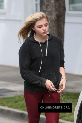 Chloe-Moretz-in-Red-Tights--09-662x993.jpg