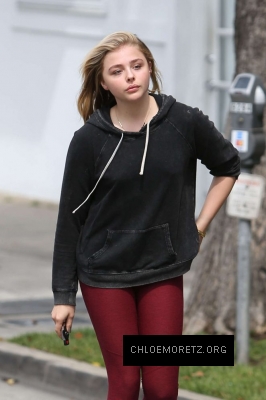 Chloe-Moretz-in-Red-Tights--10-662x993.jpg