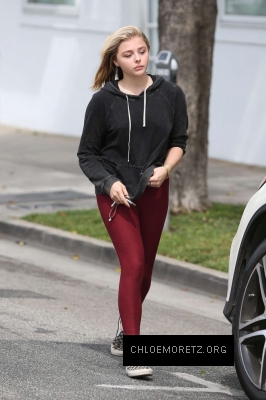 Chloe-Moretz-in-Red-Tights--17-662x993.jpg