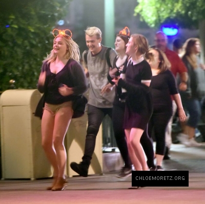 Chloe-Moretz-in-Shorts-at-Disneyland--19-662x660.jpg