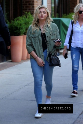 Chloe-Moretz-in-Skinny-Jeans--16-662x993.jpg