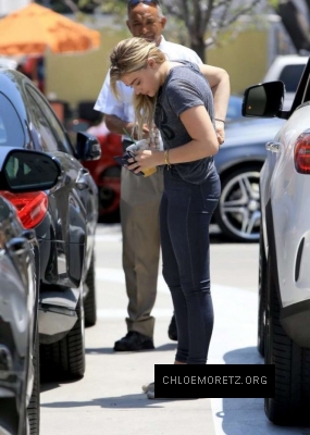 Chloe-Moretz-in-Tight-Jeans--07-662x926.jpg