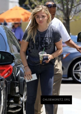 Chloe-Moretz-in-Tight-Jeans--11-662x920.jpg