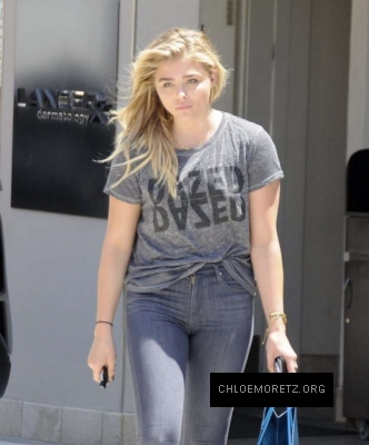 Chloe-Moretz-in-Tight-Jeans--13-662x797.jpg