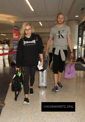 Chloe-Moretz-in-Tights-at-LAX-Airport--05-662x946.jpg