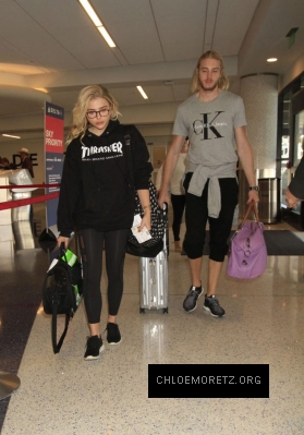Chloe-Moretz-in-Tights-at-LAX-Airport--09-662x946.jpg