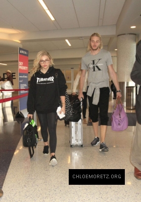 Chloe-Moretz-in-Tights-at-LAX-Airport--10-662x946.jpg