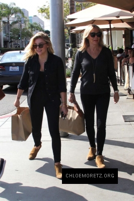 Chloe-Moretz-on-a-lunch-in-Beverly-Hills--14-662x993.jpg