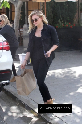 Chloe-Moretz-on-a-lunch-in-Beverly-Hills--15-662x993.jpg