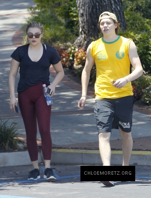 Chloe_Grace_Moretz_and_Brooklyn_Beckham_are_spotted_out_in_Los_Angeles.jpg