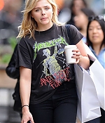 Chloe-Moretz--Out-and-about-in-Manhattan--01-662x993.jpg