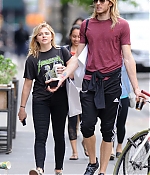 Chloe-Moretz--Out-and-about-in-Manhattan--05-662x993.jpg